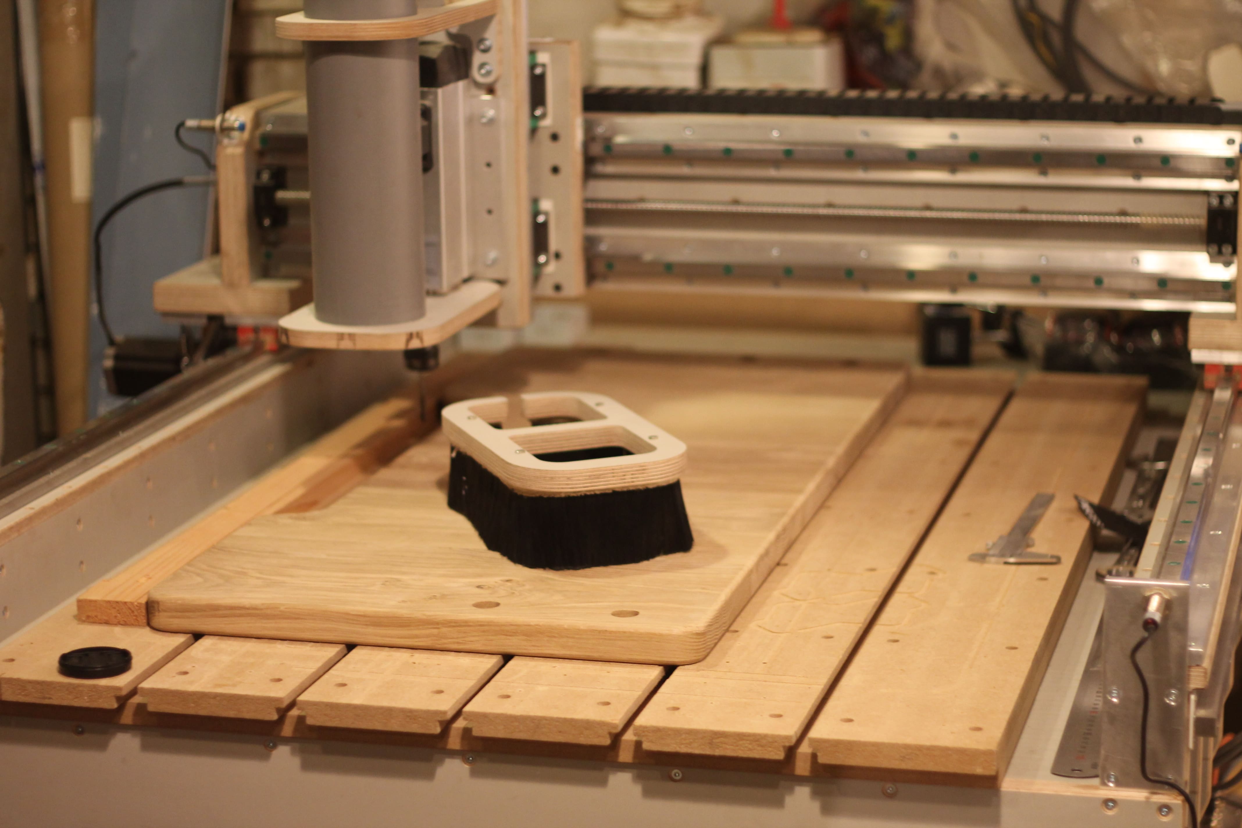 CNC frees met eiken bed